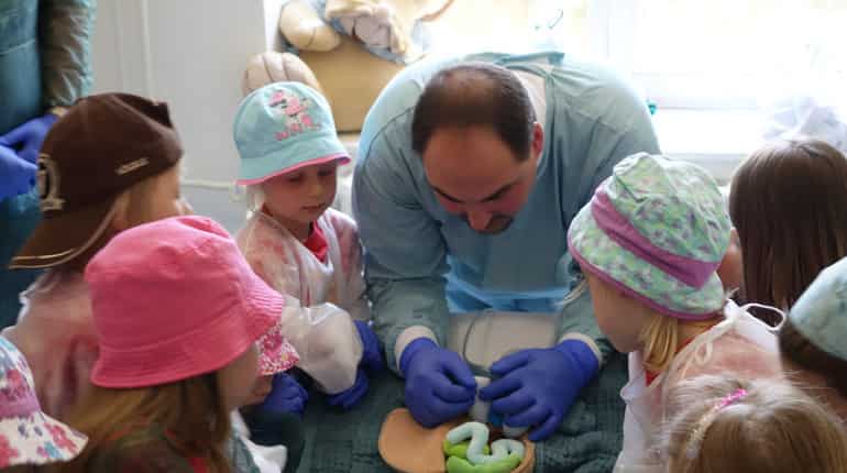 In Dubai, a teddy bear hospital to treat 'sick' teddies