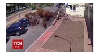 Watch: Shocking water pipe explosion in Kiev, shoots up from sidewalk like a geyser