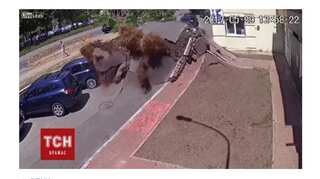 Watch: Shocking water pipe explosion in Kiev, shoots up from sidewalk like a geyser