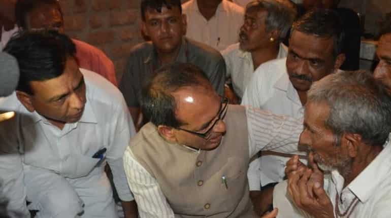 Shivraj Singh Chouhan gives Rs 1 crore cheque to kin of farmers killed in protests