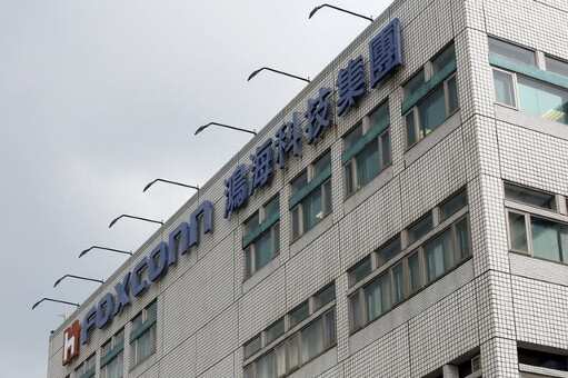 Wisconsin one of six U.S. states Foxconn, Sharp considering for plant