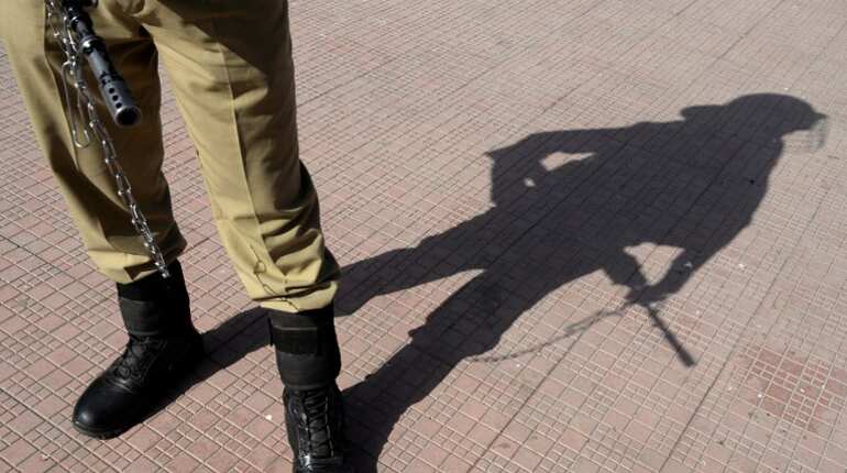 Srinagar mob lynches photo-taking, pistol-carrying man
