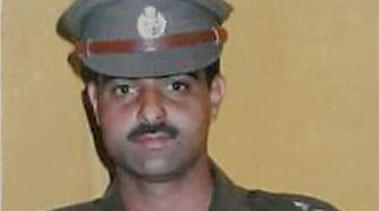 Kashmir: Police officer lynched to death outside Srinagar's Jamia Masjid