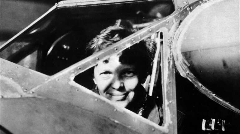 Earhart became the 16th woman to be issued a pilot's license