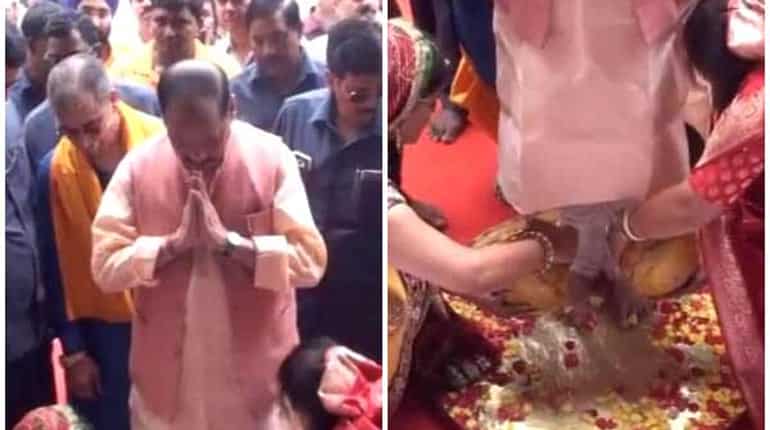 WATCH: Women wash feet of Jharkhand CM Raghubar Das WATCH: Women wash feet of Jharkhand CM Raghubar Das