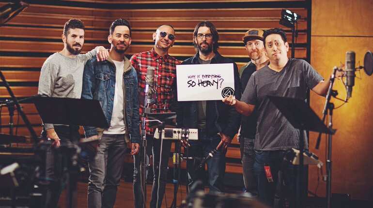 Chester Bennington with his band Linkin Park