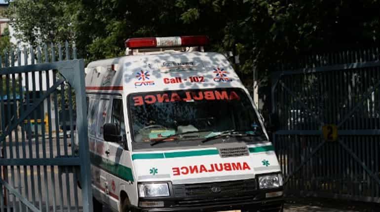 UP: Woman harassed by ambulance driver, sick husband thrown out without oxygen dies