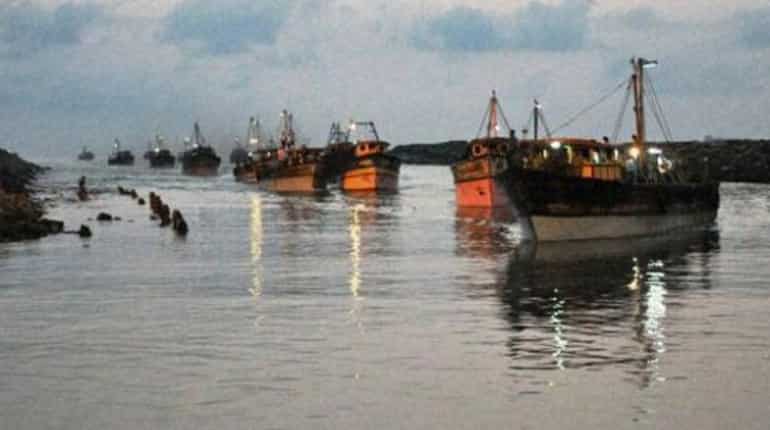 Sri Lankan Navy apprehends forty-nine Indian fishermen Sri Lankan Navy apprehends forty-nine Indian fishermen