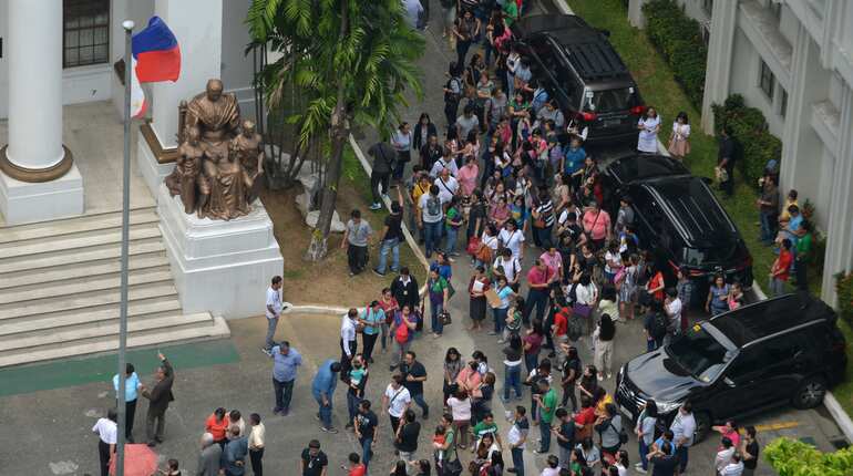Strong 6.2 quake rocks Philippines