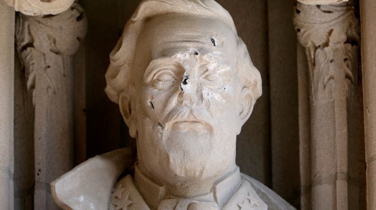 US cities wrestle with Confederate statues' fate
