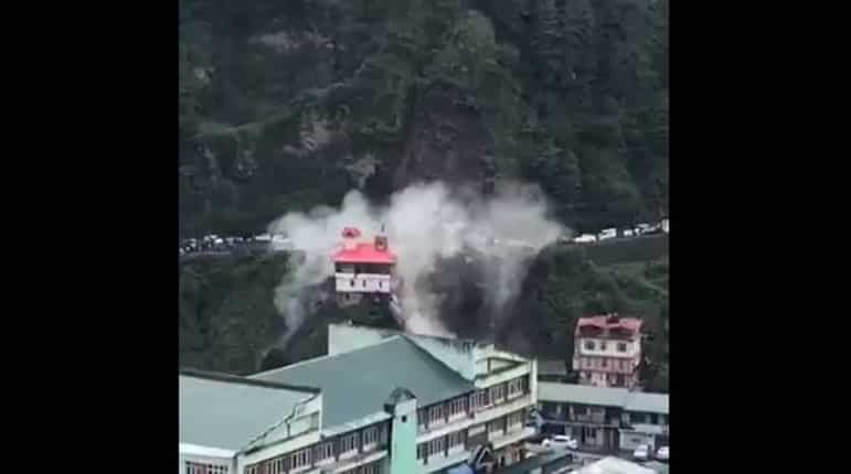 VIDEO: Several vehicles buried after landslide on Chandigarh-Shimla highway