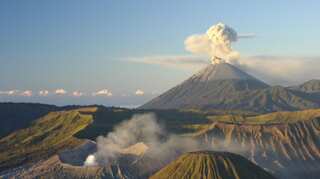 More than 120,000 flee rumbling Bali volcano