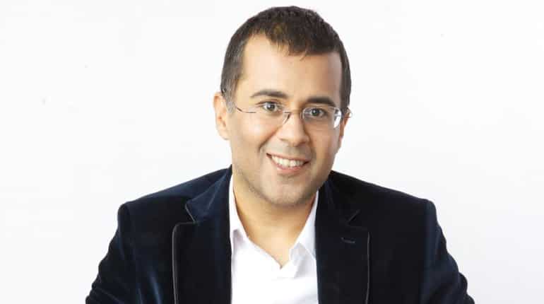 Chetan Bhagat tweets 'did you saw the Taj...', Twitter replies 'really bad grammar'