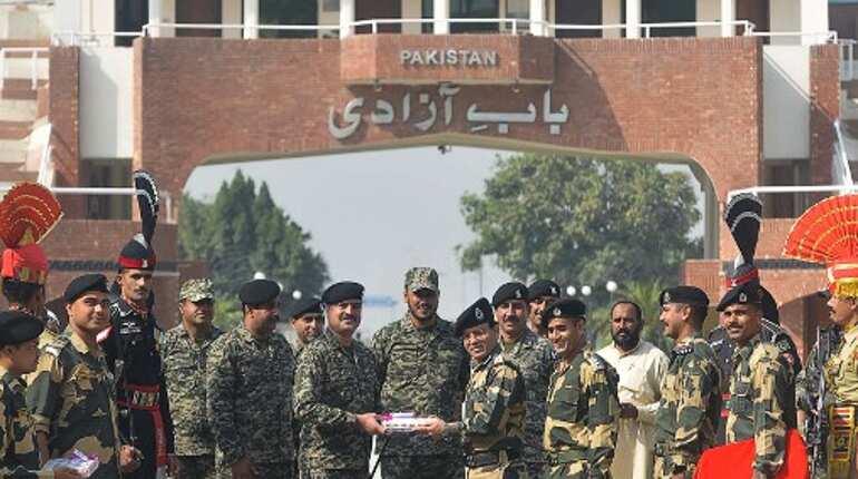 India, Pak soldiers at Wagah border