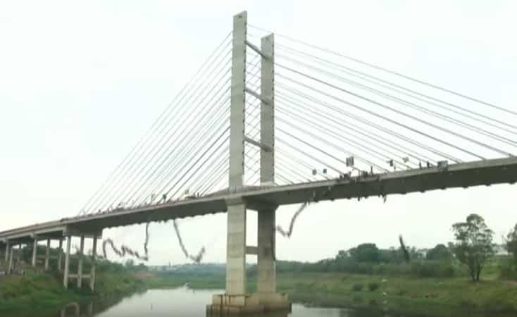 245 people jumped off a bridge in attempt of new world record
