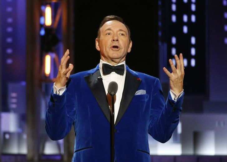 Kevin Spacey declares he has chosen to live life as a gay man Kevin Spacey declares he has chosen to live life as a gay man