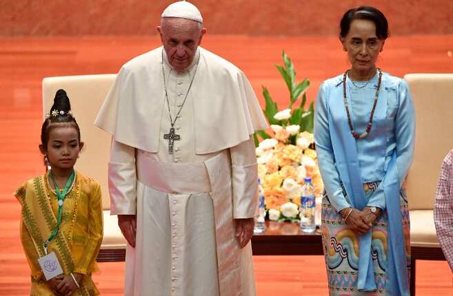 Pope Francis meets Aung San Suu Kyi, avoids using the term 'Rohingya' Pope Francis meets Aung San Suu Kyi, avoids using the term 'Rohingya'