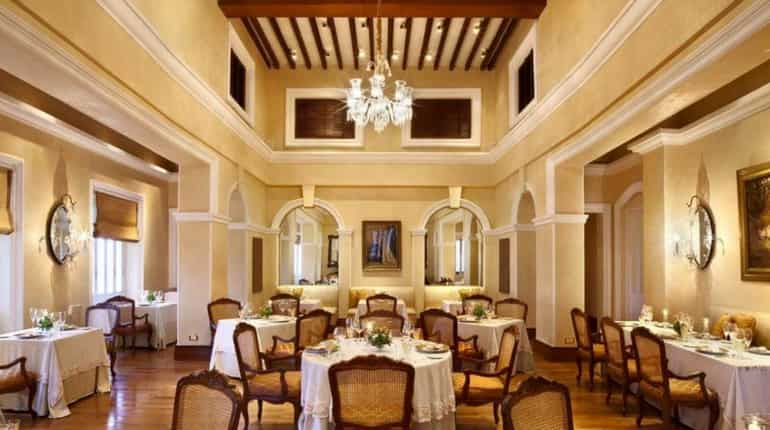 Dinner at world's largest dining hall