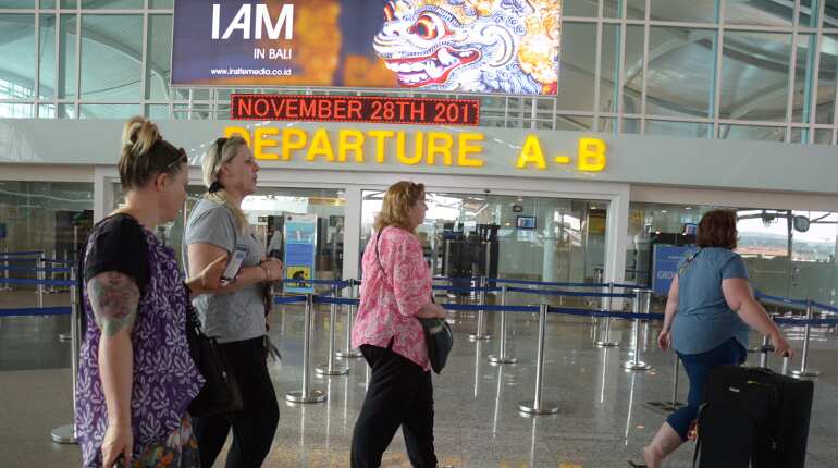 Flights resume as Bali's volcano-hit airport reopens