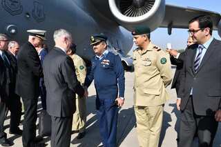 U.S. defence chief urges Pakistan to redouble efforts against militants