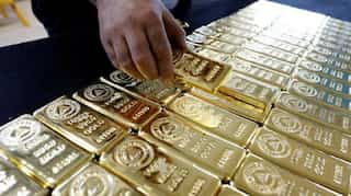 Gold rises on bargain hunting after slumping to over four-month low