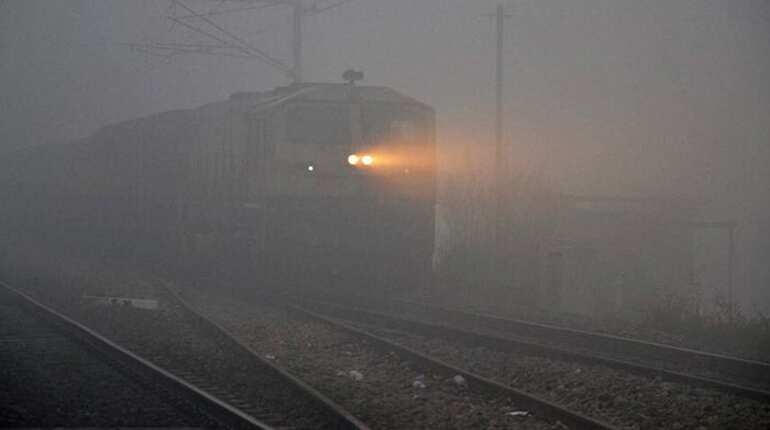 34 trains late, 15 cancelled due to low visibility in Delhi 34 trains late, 15 cancelled due to low visibility in Delhi