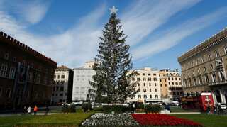 Scientists create world's smallest Christmas card