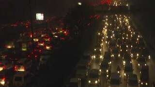 People in lakhs throng India Gate, cripple traffic
