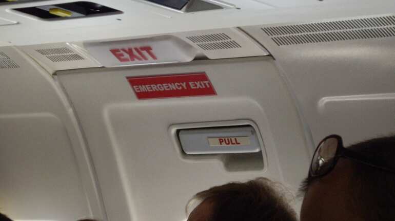Tired of waiting, Ryanair passenger gets out and sits on wing Tired of waiting, Ryanair passenger gets out and sits on wing