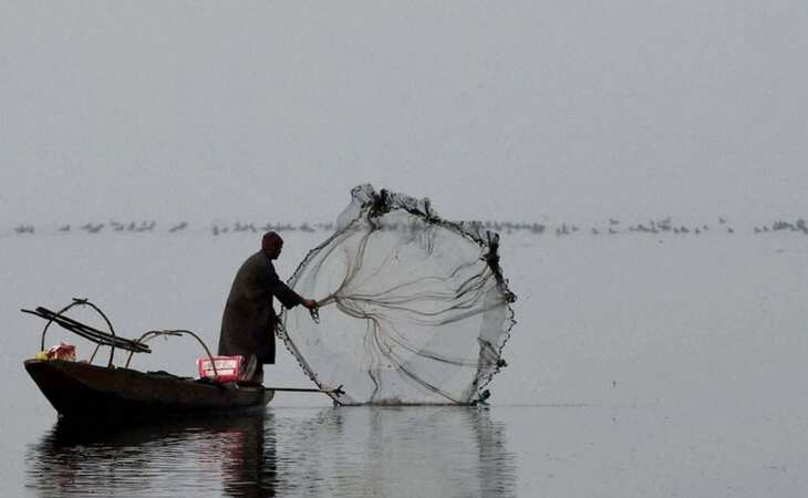 Pakistan fishermen plan protests against Chinese trawlers fishing near Karachi