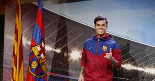 Camp Nou, fans welcome Coutinho