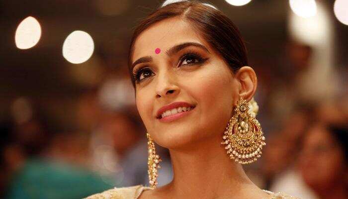 Sonam Kapoor spotted jewellery shopping with rumoured beau Anand Ahuja's mother, sparks off wedding rumours Sonam Kapoor spotted jewellery shopping with rumoured beau Anand Ahuja's mother, sparks off wedding rumours