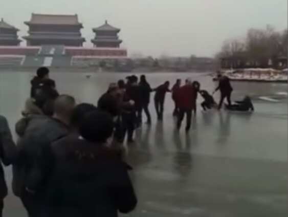 Watch: Rescuers form human chain to save drowning family in China