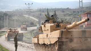 Turkish troops, tanks enter Syria to fight Kurdish militia
