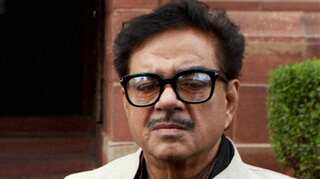 Yashwant, Shatrughan back AAP over MLAs' disqualification