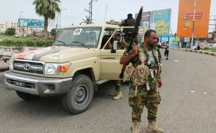 Yemen separatists surround Aden, government confined to palace