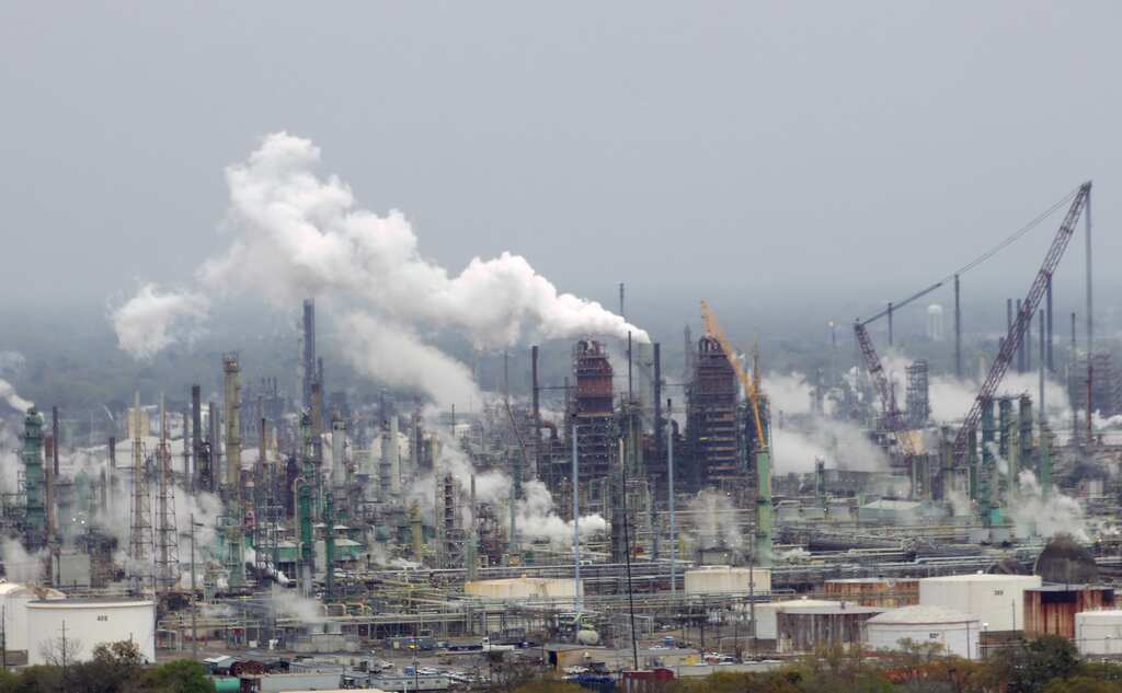 Opinion: Does India need more oil refineries or is it politics?