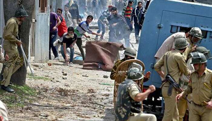 Watch: Stone pelters attack CRPF convoy