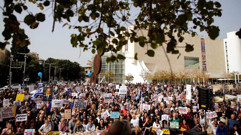 Israeli protesters urge Netanyahu to step down over bribery allegations