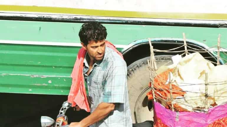 Super 30: Hrithik Roshan looks almost unrecognisable as he sells 'papad' on streets Super 30: Hrithik Roshan looks almost unrecognisable as he sells 'papad' on streets