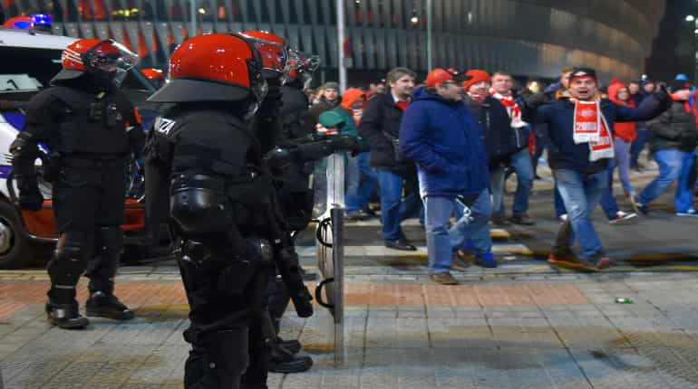 Europa League: Police officer dies as violence mars Bilbao vs Spartak clash Europa League: Police officer dies as violence mars Bilbao vs Spartak clash