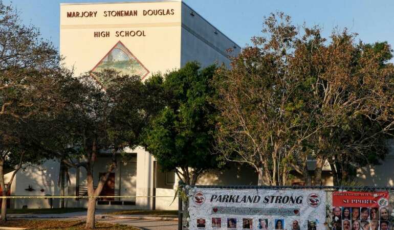 Florida lawmakers pass bill to increase minimum age on gun sales, arming teachers Florida lawmakers pass bill to increase minimum age on gun sales, arming teachers