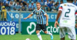Barcelona set to buy Brazilian midfielder Arthur