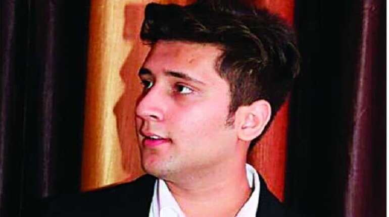 2 killed, 3 injured after drunk woman rams car into pole