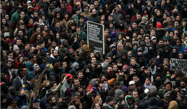 Hundreds gather for Madrid protest following Sengal street vendor's death