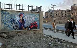 Afghan street artists haunt warlords with graffiti campaign