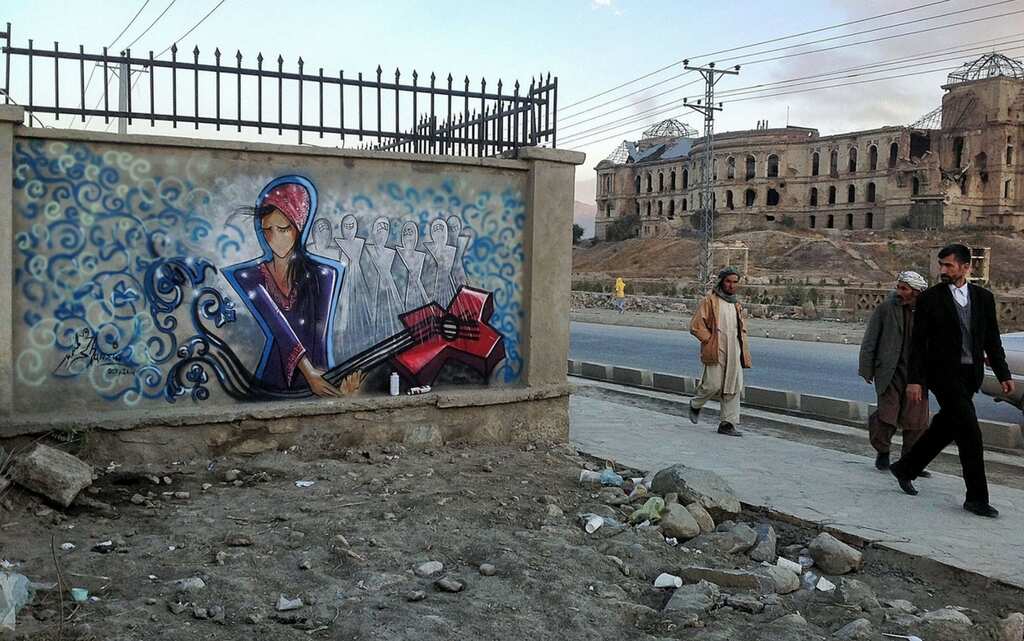 Afghan street artists haunt warlords with graffiti campaign
