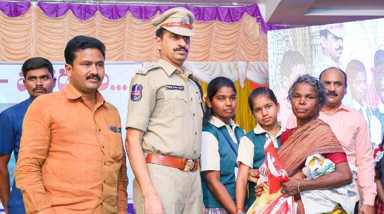 Telanagana: A town's students answer call by police to give to the needy Telanagana: A town's students answer call by police to give to the needy