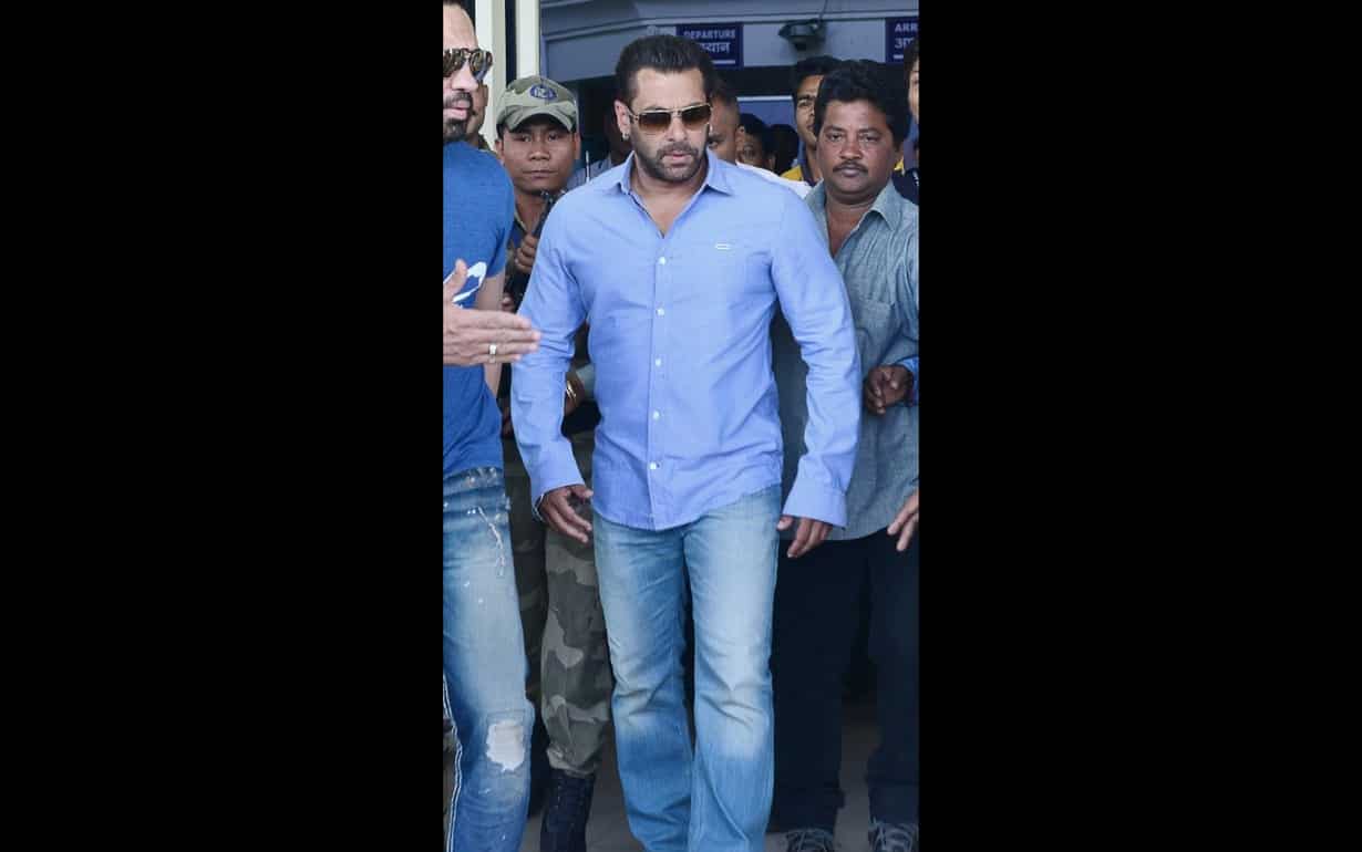 Salman Khan at Jodhpur airport in 2015