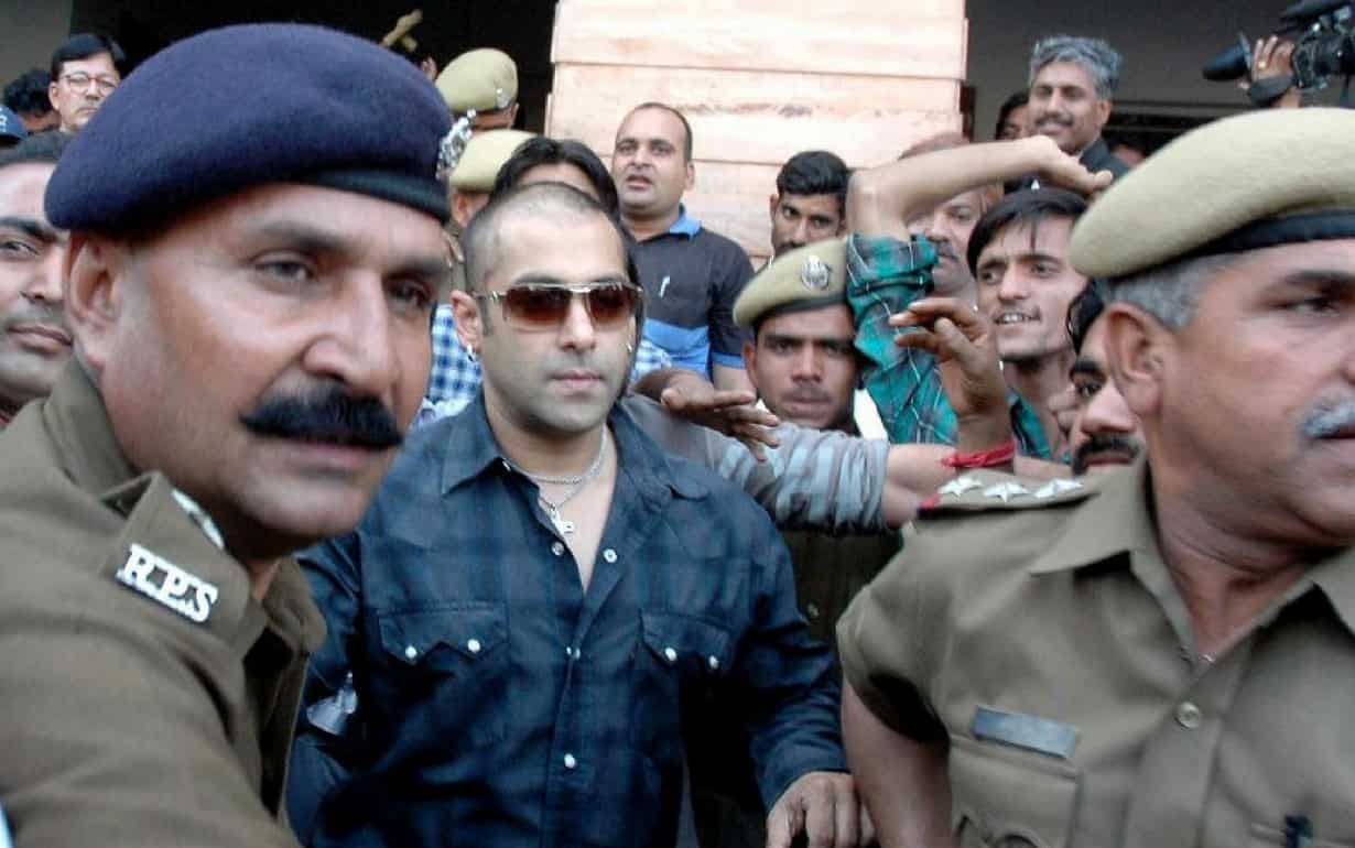 Salman Khan escorted outside Jodhpur Court in 2006